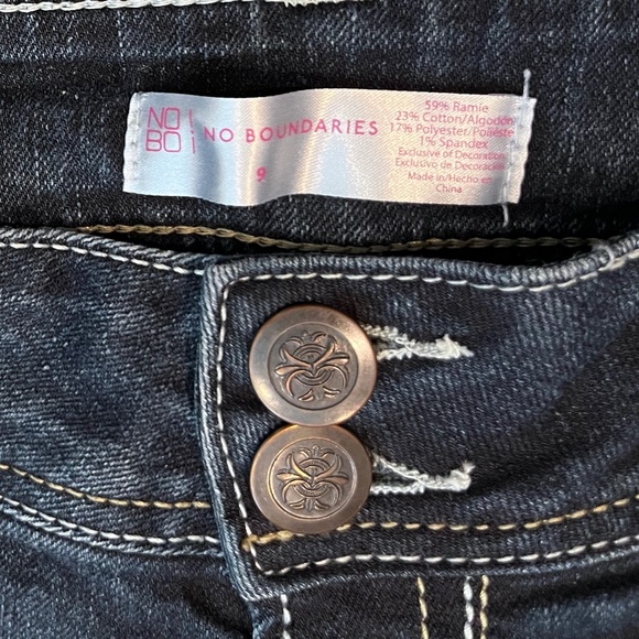 Women's No Boundaries Embellished Curvy Low Rise Jean Capri's (Junior, Size 9) - Picture 4 of 11